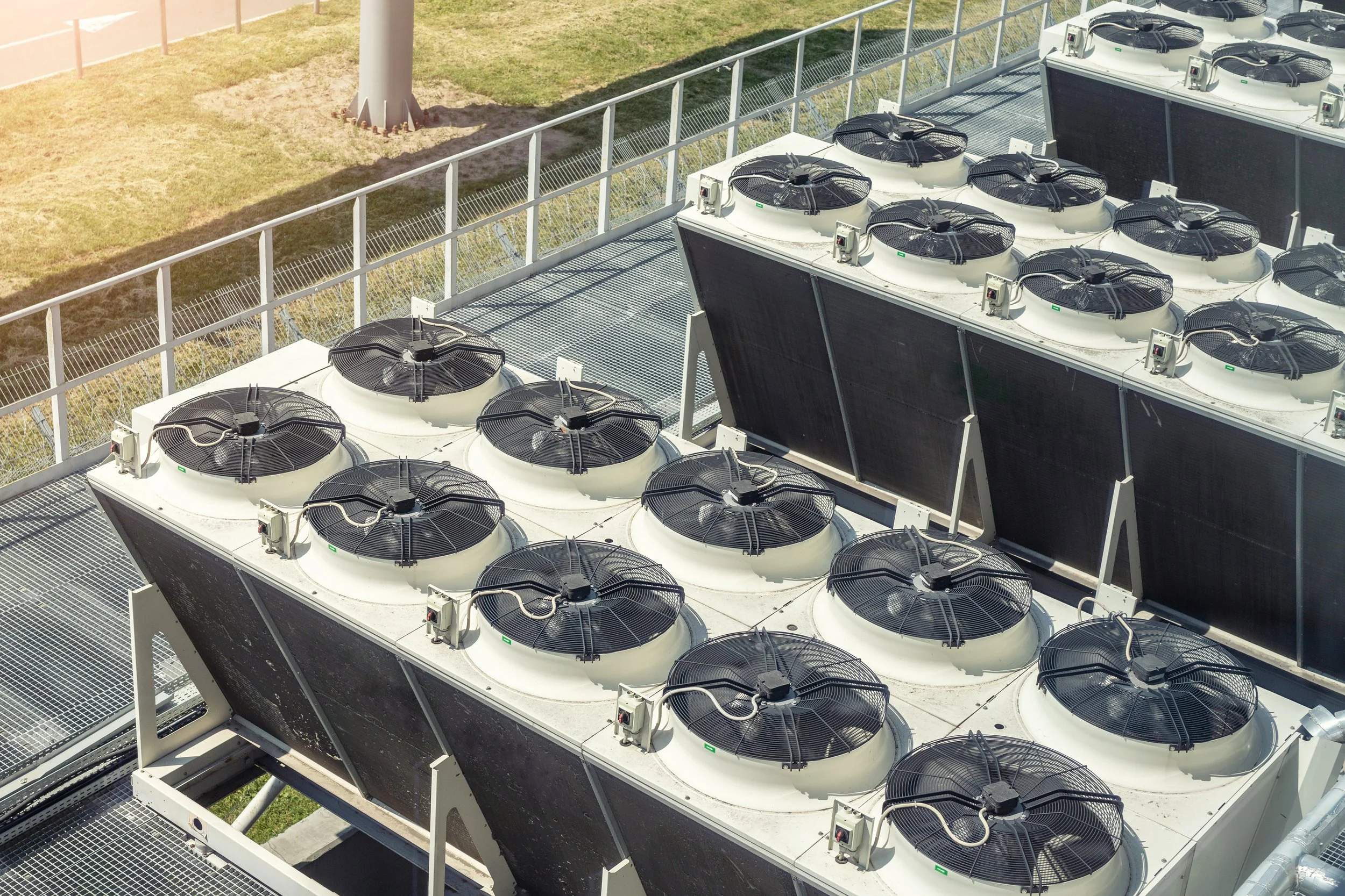 Système de refroidissement industriel et aéroréfrigérants en toiture pour l'optimisation de la performance énergétique.
