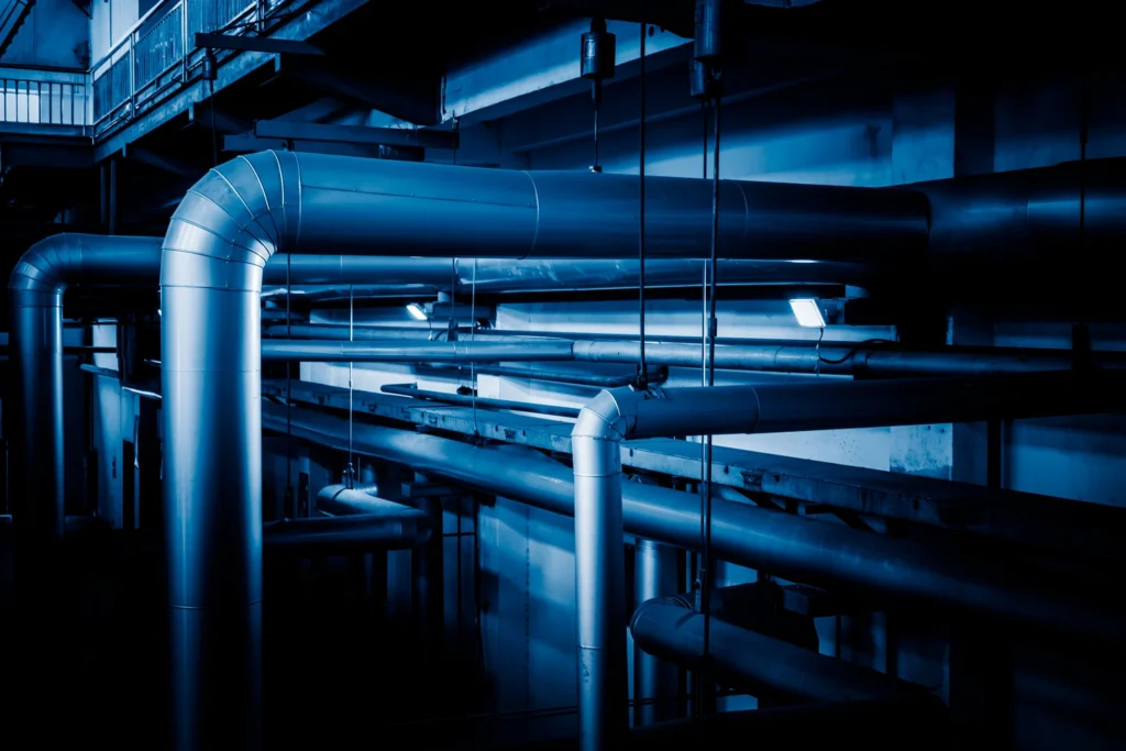 conduites d acier et cables dans une usine